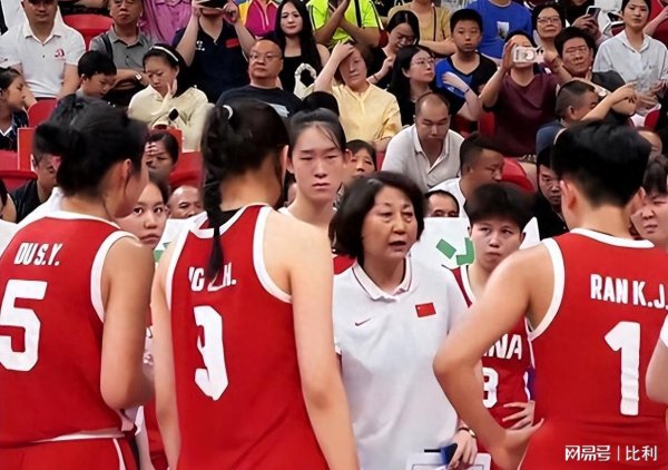 爱策略 73-58中国女篮主场惜败，李雨汧17+5拼到犯满，以小见大