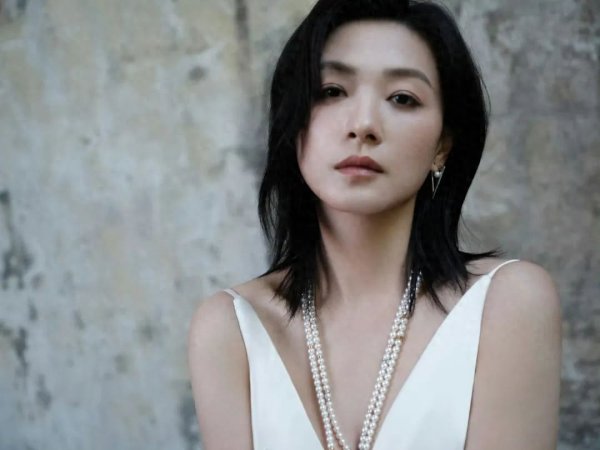 汇发网 43岁万茜再破“天花板！十四年来“金爵影后”再次颁给中国人，为什么是她？