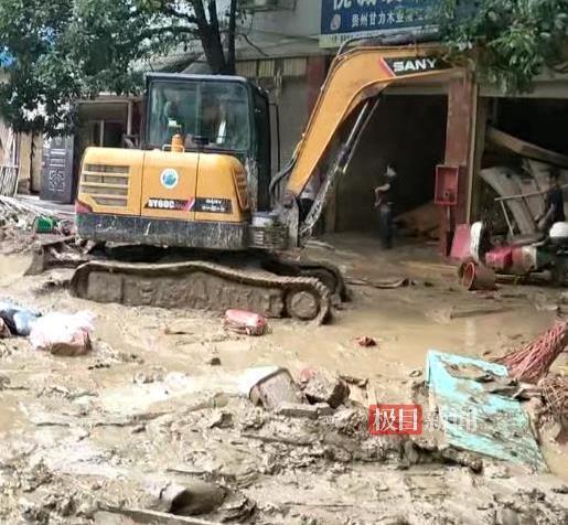 壹资网 父子带挖机赴榕江一天清淤近10小时 千里驰援暖人心