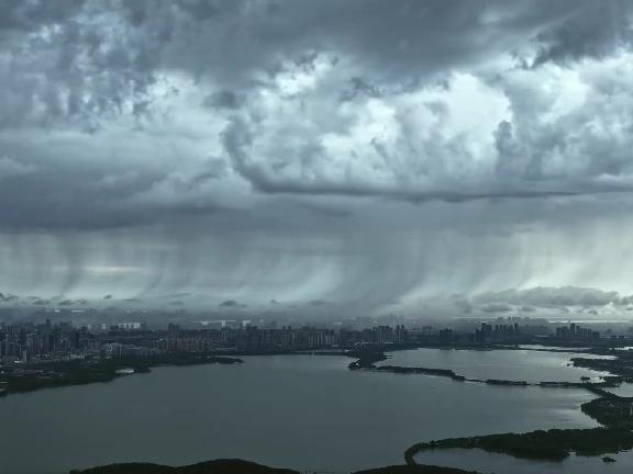 武汉出现雨幡奇观 航拍视角下的自然之美