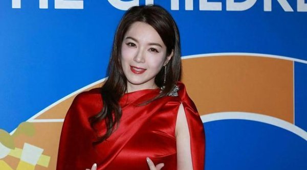 智策管家 香港女星离婚后恢复单身，生育矛盾引关注，复出之路能走多远？